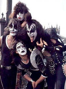 ДЖИН СИММОНС пригласил ЛЕДИ ГАГУ в KISS
