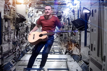 Записанный в&nbsp;космосе кавер на&nbsp;песню Дэвида Боуи вернули на&nbsp;YouTube