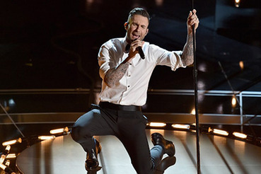 Фанатка набросилась на&nbsp;солиста Maroon 5&nbsp;во время выступления