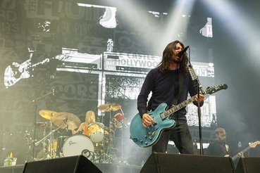 Фронтмен Foo Fighters сломал ногу во время концерта в Гетеборге
