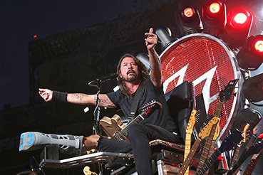 Foo Fighters вышли на сцену с врачом