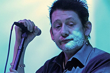 В Британии сняли документалку о новых зубах лидера The Pogues