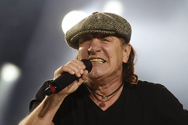 Вокалисту AC/DC пообещали вернуть возможность петь на сцене