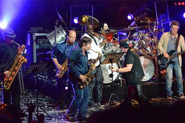 Поезд сбил двух членов джаз-группы Tower of Power в США