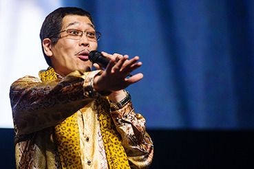 Автору песни Pen-Pineapple-Apple-Pen подарили годовой запас ананасов