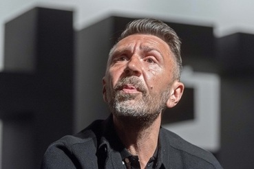 Шнуров в новом стишке высмеял президентские выборы во Франции