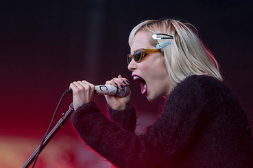 Бывшая солистка Crystal Castles обвинила сооснователя группы в изнасилованиях