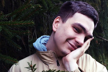 Избитый Гнойный отказался отменять концерт и вышел на сцену в маске