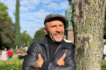 Шнуров после слухов об измене жены написал стихи о женском вранье