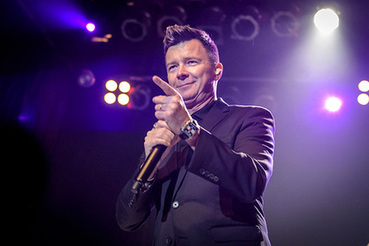 Слава и деньги разрушили жизнь исполнителя хита Never Gonna Give You Up