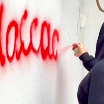 Надпись «Офис Моссада» у дома Пугачёвой закрасили